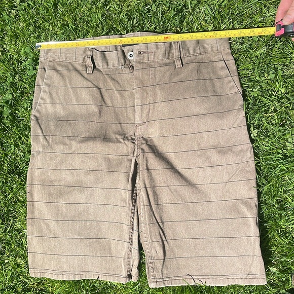 DC size 34 men’s brown and black striped shorts - Picture 6 of 11